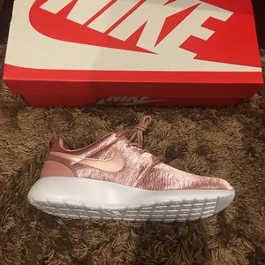 nike roshe one rust pink